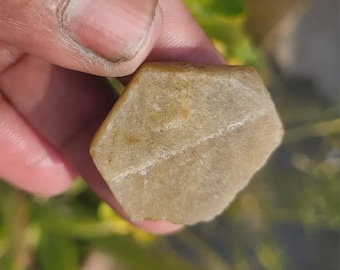 GELE saffier onbewerkt kristal - recordhouderkristal, korund, zeshoek - geboortesteen, edelsteen, ruwe saffiersteen.