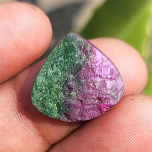 Rubis naturel Zoisite Druzy, pierre précieuse (19 x 18 x 3 mm), décoration cristal curative