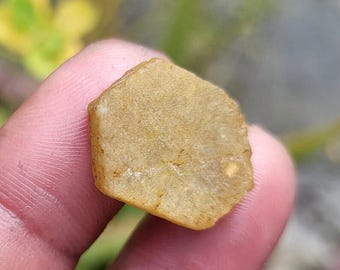 GELE saffier onbewerkt kristal - recordhouderkristal, korund, zeshoek - geboortesteen, edelsteen, ruwe saffiersteen.
