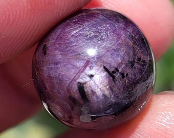 Gema esférica de rubí natural: Piedra redonda pulida suelta para la fabricación de joyas y decoración del hogar.