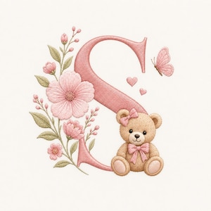 Könnte beinhalten: Ein rosa Buchstabe "S", verziert mit rosa Blumen, grünen Blättern, einem Schmetterling und Herzen. Ein kleiner Teddybär mit rosa Schleife sitzt am Fuß des Buchstabens, auf cremefarbenem Hintergrund.
