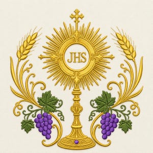 Peut inclure: Un motif brodé représentant un ostensoir doré central avec les lettres JHS au milieu, entouré d'un soleil rayonnant. La base est flanquée de tiges de blé dorées, de feuilles vertes et de grappes de raisins violets de chaque côté.