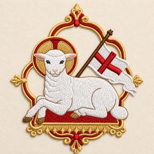 Puede incluir: Un parche bordado que muestra un cordero blanco con un halo dorado, descansando dentro de un marco decorativo rojo y dorado. El cordero sostiene una bandera blanca con una cruz roja en un asta marrón. El diseño usa puntadas detalladas.