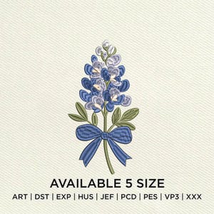 Puede incluir: Un diseño bordado de una flor de lupino con pétalos azules y morados, hojas verdes y un lazo azul. El texto "AVAILABLE 5 SIZE" está debajo de la flor, junto con abreviaturas de tipo de archivo.