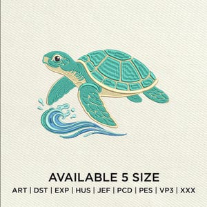 Op de afbeelding: Geborduurd ontwerp van een turquoise en bruine zeeschildpad die boven een blauwe golf zwemt. De tekst "AVAILABLE 5 SIZE" staat eronder, met afkortingen van bestandsformaten. Het ontwerp staat op een crèmekleurige achtergrond.