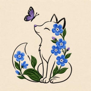 Pode incluir: Um design de bordado apresentando uma raposa branca com contornos pretos, sentada pacificamente. A raposa está rodeada por vibrantes flores azuis de cinco pétalas com folhas e caules verdes. Uma pequena borboleta roxa com detalhes pretos paira acima.
