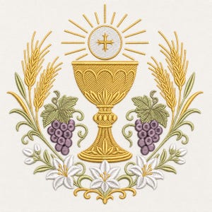 Puede incluir: Un diseño de bordado que presenta un cáliz dorado central coronado por una hostia blanca y líneas de rayos de sol. El cáliz está flanqueado por tallos de trigo dorados, racimos de uvas moradas con hojas verdes y lirios blancos en la base.