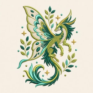 Könnte beinhalten: Ein gesticktes Design mit einem Drachen, der große, komplexe Flügel in Limettengrün, Petrol und Creme aufweist. Der Drache hat einen langen, fließenden Schwanz und ist von kleinen goldenen Sternen, petrolfarbenen Punkten und grünen Zweigen umgeben.