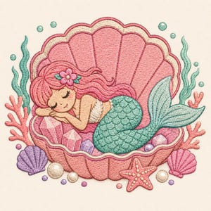 Puede incluir: Un diseño de bordado que muestra a una sirena durmiendo con cabello rosa y cola verde azulado descansando dentro de una gran concha rosa. La escena incluye ramas de coral, conchas moradas y rosas, cristales, perlas y algas verde azulado.