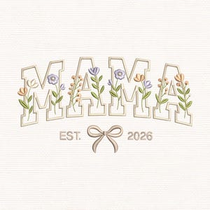 Op de afbeelding: Geborduurd ontwerp met het woord "MAMA" in beige, in een lettertype in collegestijl, versierd met kleurrijke bloemaccenten. Daaronder de tekst "EST. 2026" en een strik, tegen een getextureerde, gebroken witte achtergrond.
