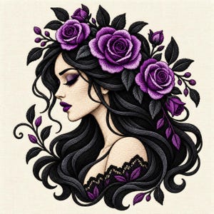 Peut inclure: Une illustration brodée montrant le profil d'une personne aux longs cheveux noirs ondulés ornés de roses violettes éclatantes et de feuilles sombres. La personne porte du rouge à lèvres violet et un vêtement bordé de dentelle noire.