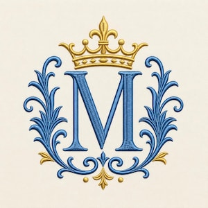 Könnte beinhalten: Ein Stickmuster mit einem großen blauen Buchstaben M, zentriert in einem symmetrischen Rahmen aus blauen Akanthusblatt-Ranken, gekrönt von einer goldgelben Krone und akzentuiert mit kleinen goldgelben floralen Elementen an der Basis.