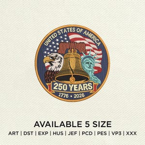 Könnte beinhalten: Gestickter Aufnäher mit kreisförmigem Design mit dem Text "UNITED STATES OF AMERICA" und "250 YEARS 1776-2026". Der Aufnäher zeigt einen Adler, die Liberty Bell und die Freiheitsstatue, mit einer amerikanischen Flagge im Hintergrund. Erhältlich in 5 Größen.