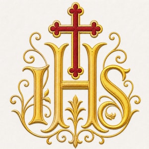 Op de afbeelding: Een geborduurd IHS-monogram in metallic gouddraad met sierlijke krullen en een centraal kruis in donkerrood met een gouden rand. Het ontwerp is gecentreerd op een effen witte stoffen achtergrond en toont gedetailleerd stikwerk.