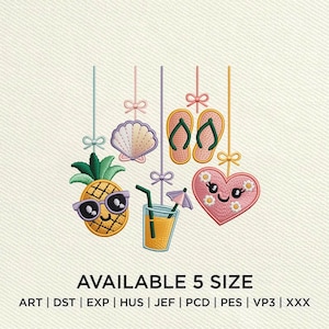 Puede incluir: Diseños bordados con temática de verano que incluyen una piña con gafas de sol, una concha, chanclas, un corazón y una bebida tropical. Cada diseño está suspendido por una cuerda con un lazo. El texto "AVAILABLE 5 SIZE" está en la parte inferior.