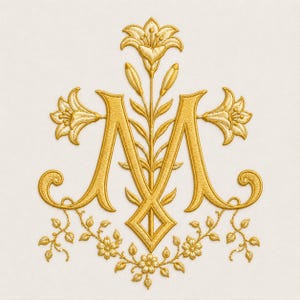 Puede incluir: Diseño bordado en oro con la letra "M" entrelazada con elementos florales, incluyendo lirios y delicadas vides con pequeñas flores. El bordado ornamentado se presenta sobre un fondo color crema, mostrando una detallada artesanía.