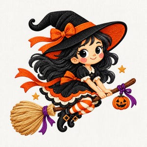 Può includere: Un'illustrazione ricamata di un personaggio con lunghi capelli neri che indossa un cappello da strega nero e arancione con un fiocco, un vestito nero con bordo arancione e calze a righe arancioni e bianche, in sella a una scopa con zucca.