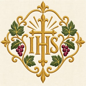 Puede incluir: Un diseño bordado que presenta las letras doradas IHS centradas en una cruz, rodeadas por un marco decorativo dorado con hojas verdes y racimos de uvas moradas. La cruz está rematada con rayos de luz y detalles de flor de lis.