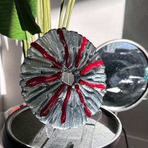 Handgemachte geschmolzene Glasscheibe, schwarz rote moderne Skulptur, dekoratives Kunstobjekt mit Ständer