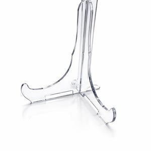 Puede incluir: Soporte de exhibición transparente de acrílico. El soporte tiene un diseño de tres patas con una base curva y un soporte vertical. El soporte está diseñado para sostener platos, obras de arte u otros artículos. El soporte es transparente.
