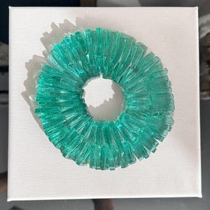 Smaragdgroen gesmolten glas muurkunst op canvas paneel – Handgemaakte moderne muurdecoratie afbeelding 1