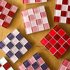 Handgemaakte glazen mozaïek onderzetters in roze, rood en paars – Moderne tegel tafeldecoratie, 1 stuk