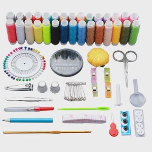 Peut inclure: Une trousse de couture compl&egrave;te avec divers outils et fournitures. Elle comprend des bobines de fil multicolores, des aiguilles, des &eacute;pingles, des ciseaux, des d&eacute;s &agrave; coudre, un m&egrave;tre ruban et des boutons. Parfait pour la couture et les travaux manuels.