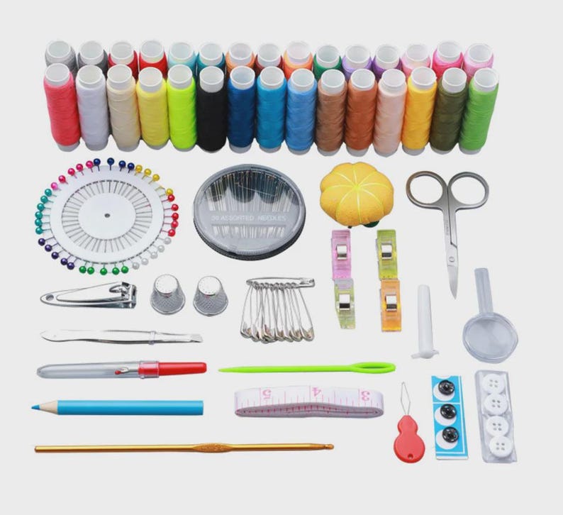 Peut inclure: Une trousse de couture compl&egrave;te avec divers outils et fournitures. Elle comprend des bobines de fil multicolores, des aiguilles, des &eacute;pingles, des ciseaux, des d&eacute;s &agrave; coudre, un m&egrave;tre ruban et des boutons. Parfait pour la couture et les travaux manuels.