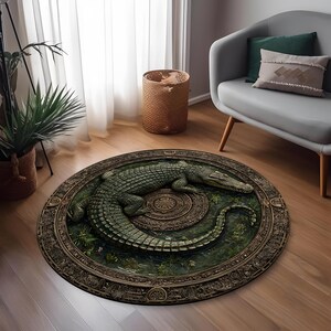 Peut inclure: Un tapis rond avec un motif en relief d&eacute;taill&eacute; d'un crocodile. Le tapis pr&eacute;sente une palette de couleurs vertes et marron, avec le crocodile dans des tons de vert et la bordure en marron. Le tapis est pos&eacute; sur un sol en bois.