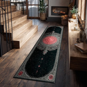 Pu&ograve; includere: Un lungo tappeto rettangolare con sfondo verde scuro e un design dettagliato a tema spaziale. L'elemento centrale &egrave; un grande elemento circolare rosso con intricati dettagli grigi, che ricorda un'astronave o un corpo celeste. Il tappeto &egrave; posato su un pavimento in legno.