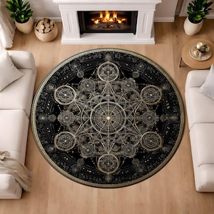 Könnte beinhalten: Ein runder, schwarzer Teppich mit einem detaillierten, goldenen geometrischen Design. Der Teppich zeigt komplizierte Muster aus Kreisen, Linien und Himmelsymbolen. Er liegt auf einem hellen Holzboden, mit weißen Sofas und einem Kamin im Hintergrund.