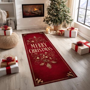 Op de afbeelding: Een rechthoekig rood kersttapijt met gouden details en de tekst "MERRY CHRISTMAS". Het tapijt heeft decoratieve bloemen- en bladerpatronen, ideaal voor feestelijke decoratie.