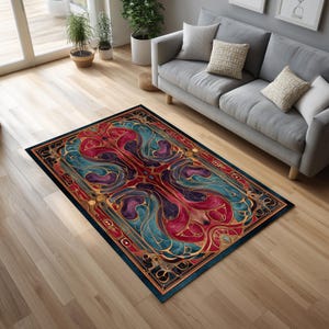 Può includere: Un tappeto rettangolare con un design Art Nouveau. Il tappeto presenta un bordo blu scuro, con un motivo centrale di forme vorticose turchese, magenta e viola, accentuato da linee dorate. Il tappeto è posizionato su un pavimento in legno chiaro.