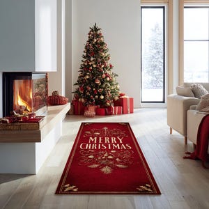 Op de afbeelding: Een kerstinterieur met een versierde kerstboom, cadeaus en een rood tapijt met gouden letters met de tekst "MERRY CHRISTMAS". Een open haard met een brandend vuur is zichtbaar. De kamer heeft een feestelijke sfeer.