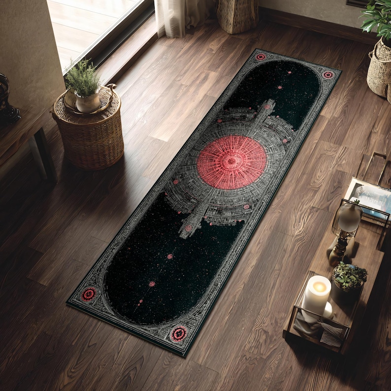 Pu&ograve; includere: Un lungo tappeto rettangolare nero con un design circolare rosso e grigio dettagliato al centro. Il tappeto ha un bordo con motivi decorativi ed &egrave; posto su un pavimento in legno. Il design del tappeto ricorda una citt&agrave; futuristica.