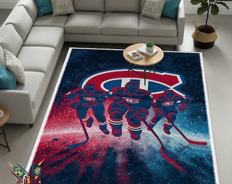 Puede incluir: Una alfombra rectangular con un diseño temático de hockey. La alfombra muestra el logotipo de un equipo y tres jugadores de hockey con uniformes rojos y azules. El fondo tiene un diseño moteado azul y rojo.