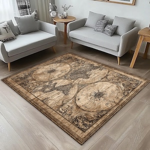 Op de afbeelding: Een rechthoekig vloerkleed met een gedetailleerd vintage wereldkaartontwerp. Het kleed toont continenten en oceanen in bruine en beige tinten, met decoratieve randen. Het ligt op een lichte houten vloer en voegt een klassieke stijl toe.