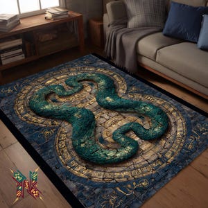 Könnte beinhalten: Rechteckiger Teppich mit einem detaillierten Design von zwei verschlungenen grünen Schlangen auf einem steinartigen Hintergrund. Der Teppich hat ein blaues und goldenes Farbschema mit einem schwarzen Rand. Das Design hat einen 3D-Effekt.