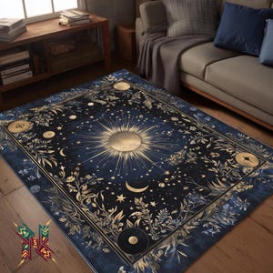 Op de afbeelding: Een rechthoekig vloerkleed met een hemels ontwerp. Het vloerkleed heeft een donkerblauwe achtergrond met een grote gouden zonnestraal in het midden, omringd door sterren, manen en bloemmotieven. De rand is donkerblauw met gouden accenten.