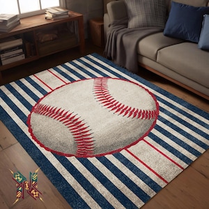 Op de afbeelding: Baseball-thema vloerkleed met een groot honkbalontwerp in het midden. De honkbal heeft rode stiksels en een verweerde uitstraling. Het kleed heeft een blauw-wit gestreepte rand met rode accenten, geschikt voor een sportkamer.