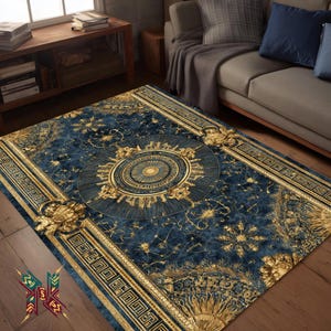 Pode incluir: Um tapete retangular com um fundo azul escuro e detalhes dourados ornamentados. O tapete apresenta um design circular central e bordas decorativas com padrões geométricos e detalhes florais. O tapete está colocado sobre um chão de madeira.