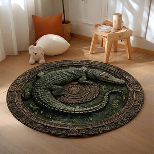 Peut inclure: Tapis rond repr&eacute;sentant un alligator vert dans un environnement mar&eacute;cageux. Le tapis a une bordure sombre et orn&eacute;e. L'alligator, avec son aspect &eacute;cailleux, est au centre. Le diam&egrave;tre du tapis est d'environ 150 cm.