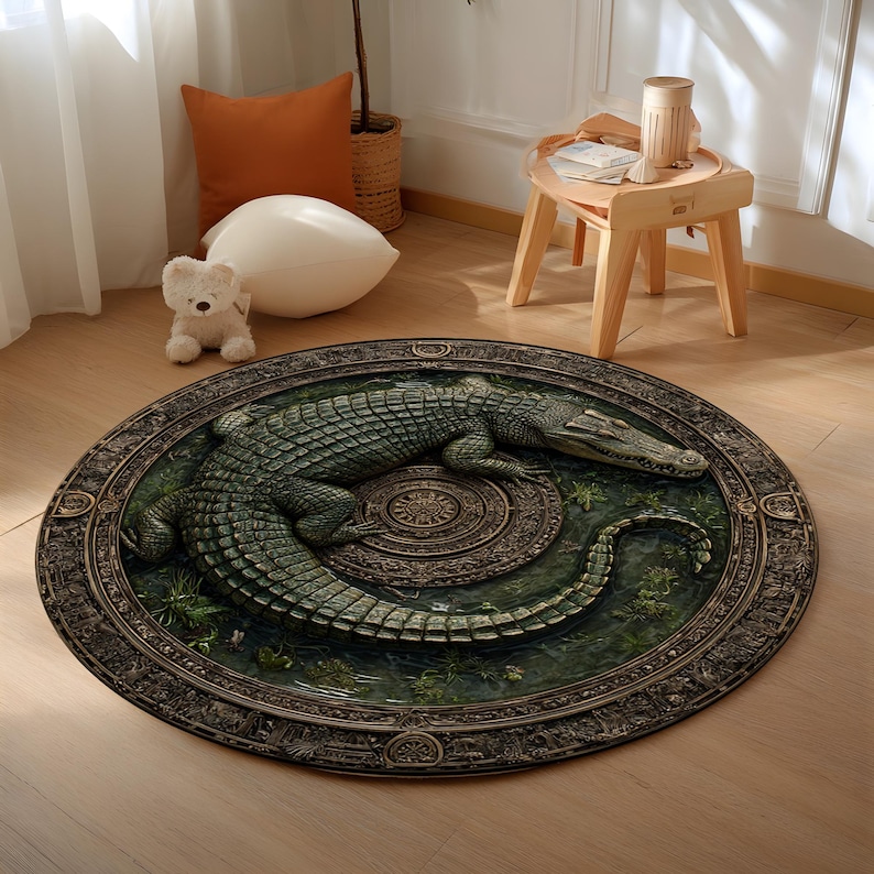 Peut inclure: Tapis rond repr&eacute;sentant un alligator vert dans un environnement mar&eacute;cageux. Le tapis a une bordure sombre et orn&eacute;e. L'alligator, avec son aspect &eacute;cailleux, est au centre. Le diam&egrave;tre du tapis est d'environ 150 cm.