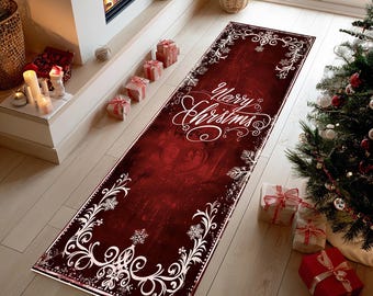 Op de afbeelding: Een rechthoekige, bordeauxrode kerstlopermat met witte sierlijke krullen en sneeuwvlokken. De woorden "Merry Christmas" zijn in elegant schrift geschreven. De loper ligt voor een open haard en een kerstboom.