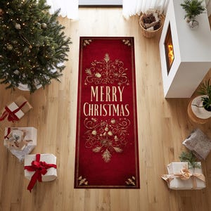 Op de afbeelding: Een rechthoekig rood kersttapijt met gouden details en de tekst "MERRY CHRISTMAS". Het tapijt heeft een feestelijk ontwerp met ornamenten en krullen, ideaal voor de feestdagen.