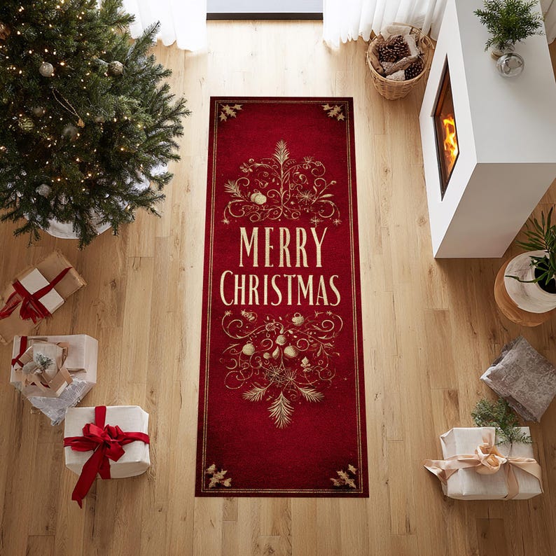 Op de afbeelding: Een rechthoekig rood kersttapijt met gouden details en de tekst "MERRY CHRISTMAS". Het tapijt heeft een feestelijk ontwerp met ornamenten en krullen, ideaal voor de feestdagen.