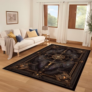 Könnte beinhalten: Ein rechteckiger Teppich mit einem dunklen, verzierten Design. Der Teppich hat einen schwarzen Hintergrund mit goldenen und bronzefarbenen Akzenten, die ein detailliertes, fast himmlisches Muster bilden. Er liegt auf einem Holzboden in einem Wohnzimmer.