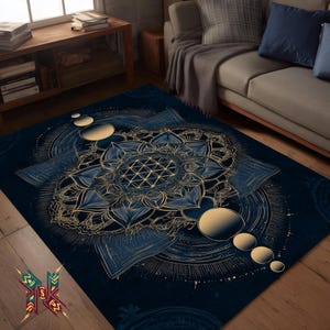 Op de afbeelding: Een marineblauw vloerkleed met een gedetailleerd goud en blauw mandala-ontwerp. Het kleed heeft een centraal bloemmotief met geometrische vormen en cirkelvormige accenten. Het ontwerp is geplaatst tegen een donkerblauwe achtergrond. Het kleed ligt op een houten vloer.