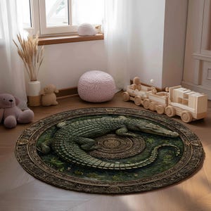 Peut inclure: Un tapis rond repr&eacute;sentant un crocodile vert d&eacute;taill&eacute; sur un fond vert et marron. Le tapis a une bordure orn&eacute;e et est pos&eacute; sur un sol en bois. Ce tapis est un &eacute;l&eacute;ment d&eacute;coratif pour un salon ou une chambre.