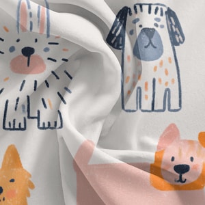 K&ouml;nnte beinhalten: Wei&szlig;er Stoff mit einem sich wiederholenden Muster aus Cartoon-Hunden und anderen Tieren in verschiedenen Farben. Die Illustrationen haben einfache Linien und Formen mit Details wie Ohren, Pfoten und Schw&auml;nzen. Der Stoff ist leicht zerknittert.
